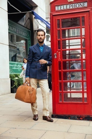 Come indossare e abbinare un blazer a righe verticali blu: Prova ad abbinare un blazer a righe verticali blu con pantaloni eleganti beige come un vero gentiluomo. Scarpe double monk in pelle marroni sono una buona scelta per completare il look.