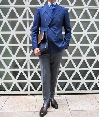 Come indossare e abbinare un blazer blu scuro con pantaloni eleganti grigi per un uomo di 30 anni: Indossa un blazer blu scuro e pantaloni eleganti grigi come un vero gentiluomo. Scarpe double monk in pelle marrone scuro sono una eccellente scelta per completare il look.