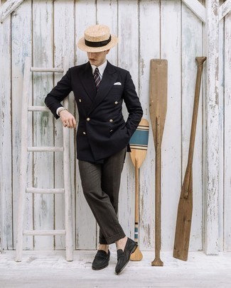 Come indossare e abbinare un blazer doppiopetto con mocassini eleganti: Prova ad abbinare un blazer doppiopetto con pantaloni eleganti grigio scuro per un look elegante e alla moda. Se non vuoi essere troppo formale, prova con un paio di mocassini eleganti.