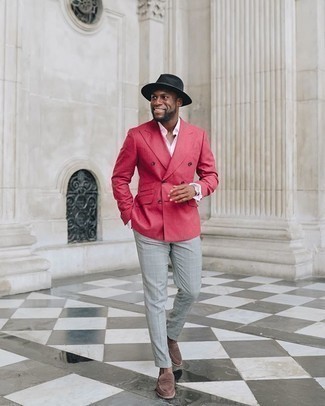 Come indossare e abbinare una giacca rosa: Potresti abbinare una giacca rosa con pantaloni eleganti scozzesi grigi come un vero gentiluomo. Rifinisci il completo con un paio di mocassini eleganti in pelle scamosciata marroni.