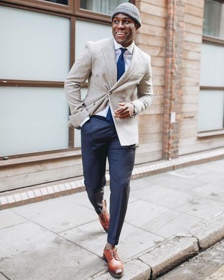 Come indossare e abbinare un blazer doppiopetto con scarpe brogue per un uomo di 30 anni: Scegli un blazer doppiopetto e pantaloni eleganti blu scuro per essere sofisticato e di classe. Abbina questi abiti a un paio di scarpe brogue.