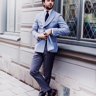 Come indossare e abbinare un blazer azzurro con pantaloni eleganti blu scuro in modo formale: Prova ad abbinare un blazer azzurro con pantaloni eleganti blu scuro per un look elegante e alla moda. Scarpe derby in pelle bordeaux sono una eccellente scelta per completare il look.