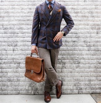 Come indossare e abbinare una borsa per un uomo di 30 anni in modo formale: Metti un blazer doppiopetto di lana scozzese blu scuro e una borsa per un look perfetto per il weekend. Sfodera il gusto per le calzature di lusso e indossa un paio di scarpe derby in pelle marroni.