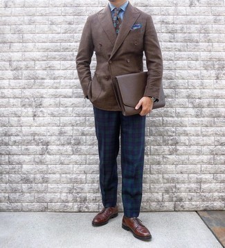 Come indossare e abbinare un blazer con scarpe derby in modo formale: Mostra il tuo stile in un blazer con pantaloni eleganti scozzesi blu scuro e verdi per essere sofisticato e di classe. Scarpe derby sono una valida scelta per completare il look.