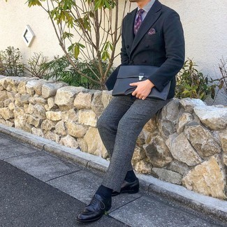 Come indossare e abbinare una cravatta stampata viola chiaro per un uomo di 30 anni: Indossa un blazer doppiopetto di lana blu scuro con una cravatta stampata viola chiaro per un look elegante e alla moda. Per un look più rilassato, scegli un paio di scarpe derby in pelle nere.