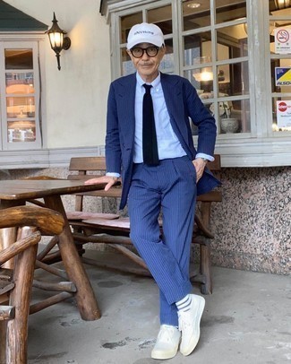 Come indossare e abbinare sneakers basse con un blazer doppiopetto per un uomo di 60 anni in modo smart-casual: Prova ad abbinare un blazer doppiopetto con pantaloni eleganti a righe verticali blu per essere sofisticato e di classe. Se non vuoi essere troppo formale, scegli un paio di sneakers basse.