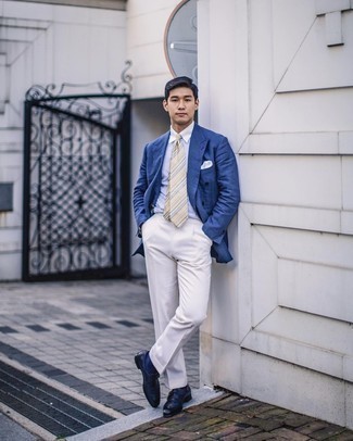 Look alla moda per uomo: Blazer doppiopetto blu, Camicia elegante azzurra, Pantaloni eleganti bianchi, Scarpe monk in pelle blu scuro