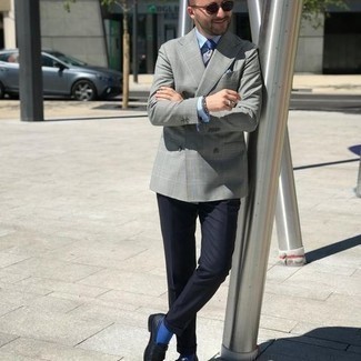 Come indossare e abbinare calzini blu: Combina un blazer doppiopetto a quadri grigio con calzini blu per una sensazione di semplicità e spensieratezza. Scegli uno stile classico per le calzature e calza un paio di mocassini con nappine in pelle blu scuro.
