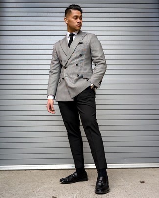 Come indossare e abbinare un blazer grigio con pantaloni neri: Sfodera un look elegante con un blazer grigio e pantaloni neri. Scegli uno stile classico per le calzature e prova con un paio di mocassini con nappine in pelle neri.