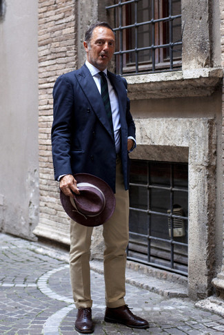 Quale scarpe brogue indossare con un blazer doppiopetto blu scuro per un uomo di 50 anni: Mostra il tuo stile in un blazer doppiopetto blu scuro con pantaloni eleganti marrone chiaro come un vero gentiluomo. Per un look più rilassato, mettiti un paio di scarpe brogue.
