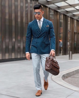 Come indossare e abbinare una cravatta grigia: Abbina un blazer doppiopetto a righe verticali blu scuro con una cravatta grigia per essere sofisticato e di classe. Mettiti un paio di mocassini eleganti in pelle scamosciata marroni per avere un aspetto più rilassato.