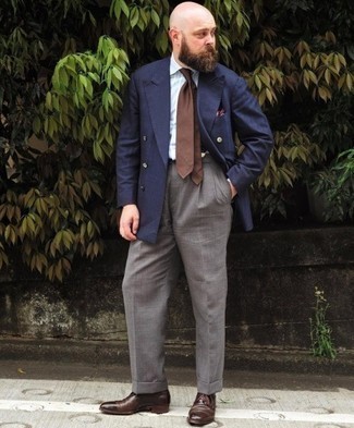 Quale blazer indossare con chukka marroni per un uomo di 30 anni: Vestiti con un blazer e pantaloni eleganti grigi come un vero gentiluomo. Per distinguerti dagli altri, mettiti un paio di chukka marroni.