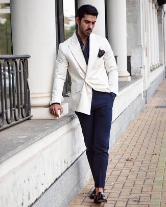 Quale pantaloni eleganti indossare con mocassini eleganti melanzana scuro per un uomo di 30 anni: Combina un blazer doppiopetto bianco con pantaloni eleganti come un vero gentiluomo. Se non vuoi essere troppo formale, scegli un paio di mocassini eleganti melanzana scuro come calzature.