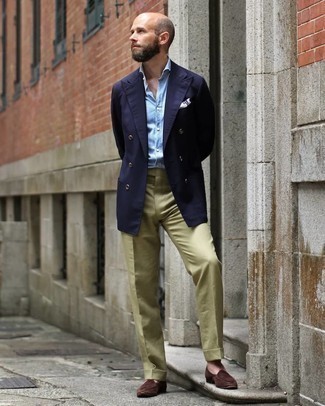 Look alla moda per uomo: Blazer doppiopetto blu scuro, Camicia elegante in chambray azzurra, Pantaloni eleganti verde oliva, Mocassini eleganti in pelle scamosciata marrone scuro