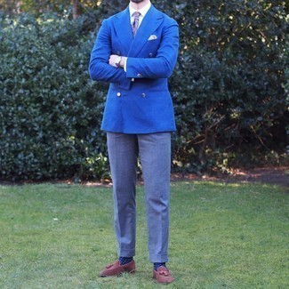 Come indossare e abbinare un blazer doppiopetto blu in modo formale: Prova ad abbinare un blazer doppiopetto blu con pantaloni eleganti grigi come un vero gentiluomo. Se non vuoi essere troppo formale, scegli un paio di mocassini con nappine in pelle scamosciata marroni come calzature.