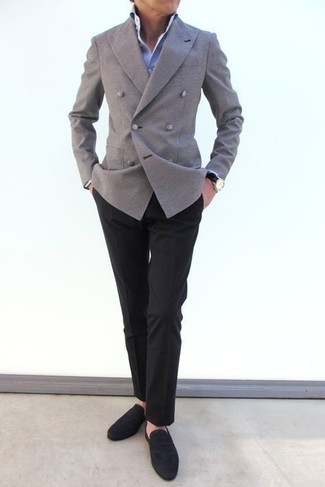 Come indossare e abbinare un blazer doppiopetto grigio: Opta per un blazer doppiopetto grigio e pantaloni eleganti neri come un vero gentiluomo. Per distinguerti dagli altri, opta per un paio di mocassini eleganti in pelle scamosciata neri.