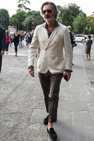 Come indossare e abbinare un blazer doppiopetto bianco: Mostra il tuo stile in un blazer doppiopetto bianco con pantaloni eleganti marrone scuro come un vero gentiluomo. Per un look più rilassato, opta per un paio di mocassini con nappine in pelle scamosciata neri.