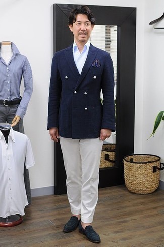 Moda uomo anni 40 in modo formale: Punta su un blazer doppiopetto blu scuro e pantaloni eleganti bianchi per un look elegante e alla moda. Mettiti un paio di mocassini eleganti in pelle scamosciata blu scuro per un tocco più rilassato.