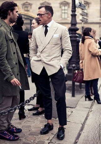 Come indossare e abbinare una giacca beige per un uomo di 40 anni: Punta su una giacca beige e pantaloni eleganti blu scuro come un vero gentiluomo. Scarpe monk in pelle nere sono una valida scelta per completare il look.