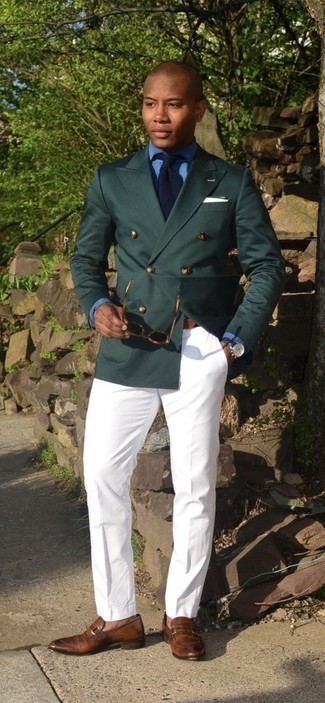 Come indossare e abbinare un blazer doppiopetto verde scuro in modo formale: Vestiti con un blazer doppiopetto verde scuro e pantaloni eleganti bianchi per un look elegante e alla moda. Per un look più rilassato, scegli un paio di mocassini eleganti in pelle marroni.