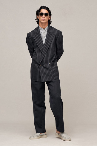 Quale blazer indossare con mocassini eleganti grigi per un uomo di 20 anni: Potresti combinare un blazer con pantaloni eleganti neri come un vero gentiluomo. Ispirati all'eleganza di Luca Argentero e completa il tuo look con un paio di mocassini eleganti grigi.