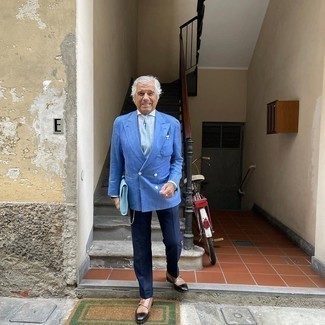 Come indossare e abbinare una giacca blu per un uomo di 60 anni: Indossa una giacca blu e pantaloni eleganti blu scuro come un vero gentiluomo. Scarpe double monk in pelle marroni sono una eccellente scelta per completare il look.