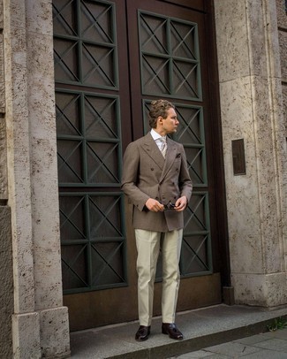 Look alla moda per uomo: Blazer doppiopetto marrone, Camicia elegante bianca, Pantaloni eleganti beige, Mocassini con nappine in pelle marrone scuro