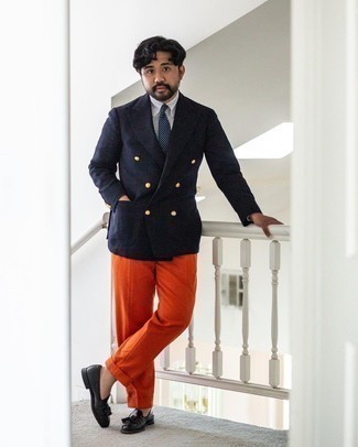Come indossare e abbinare un blazer doppiopetto: Vestiti con un blazer doppiopetto e pantaloni eleganti arancioni per essere sofisticato e di classe. Per un look più rilassato, indossa un paio di mocassini con nappine in pelle neri.