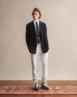 Come indossare e abbinare calzini grigi per un uomo di 17 anni in modo smart-casual: Metti un blazer doppiopetto blu scuro e calzini grigi per un look raffinato per il tempo libero. Opta per un paio di scarpe sportive marrone scuro per avere un aspetto più rilassato.