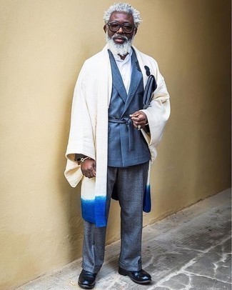 Come indossare e abbinare una pochette blu per un uomo di 60 anni: Scegli un blazer doppiopetto blu e una pochette blu per un look spensierato e alla moda. Sfodera il gusto per le calzature di lusso e opta per un paio di stivali casual in pelle neri.