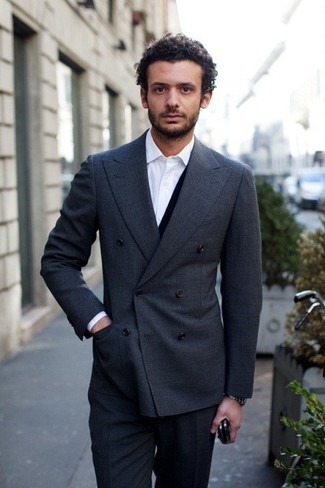 Quale cardigan indossare con un blazer grigio: Potresti combinare un blazer grigio con un cardigan per un look elegante e alla moda.