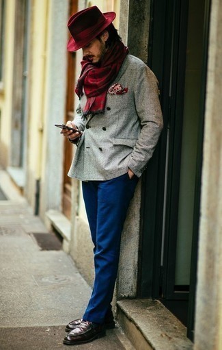 Come indossare e abbinare una sciarpa rossa in modo smart-casual: Abbina un blazer doppiopetto scozzese grigio con una sciarpa rossa per un look comfy-casual. Scegli uno stile classico per le calzature e opta per un paio di scarpe derby in pelle bordeaux.