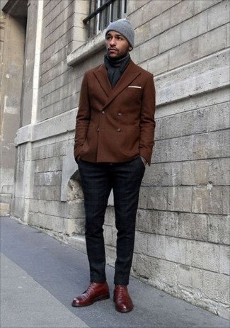 Look alla moda per uomo: Blazer doppiopetto marrone scuro, Chino blu scuro, Stivali eleganti in pelle bordeaux, Berretto grigia