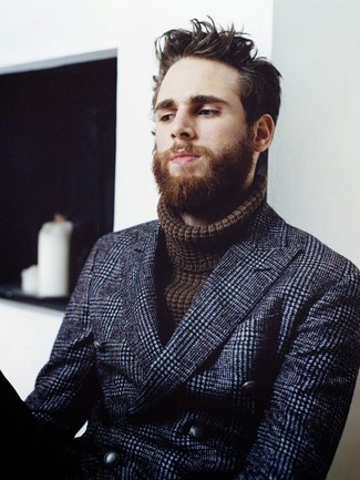 Come indossare e abbinare un blazer doppiopetto di lana per un uomo di 30 anni: Vestiti con un blazer doppiopetto di lana e un dolcevita lavorato a maglia marrone scuro per essere elegante ma non troppo formale.