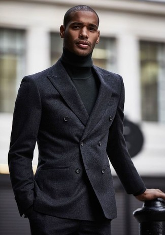 Come indossare e abbinare un blazer doppiopetto di lana grigio scuro in modo formale: Scegli uno stile classico in un blazer doppiopetto di lana grigio scuro e pantaloni eleganti di lana grigio scuro.