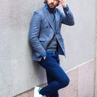 Come indossare e abbinare una giacca azzurra: Indossa una giacca azzurra con chino blu scuro per creare un look smart casual. Non vuoi calcare troppo la mano con le scarpe? Prova con un paio di sneakers basse in pelle bianche e verdi per la giornata.