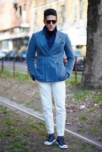 Quale blazer indossare con un dolcevita blu scuro in modo smart-casual: Mostra il tuo stile in un blazer con un dolcevita blu scuro per essere sofisticato e di classe. Per un look più rilassato, scegli un paio di sneakers alte di tela blu scuro.