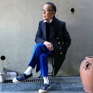 Moda uomo anni 60: Indossa un blazer doppiopetto blu scuro e pantaloni eleganti blu come un vero gentiluomo. Se non vuoi essere troppo formale, calza un paio di sneakers basse di tela blu scuro.