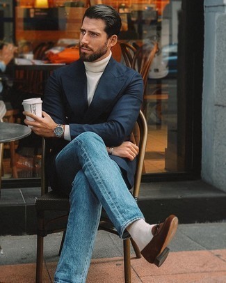 Quale blazer indossare con mocassini eleganti marroni per un uomo di 30 anni in primavera 2025: Prova a combinare un blazer con jeans blu, perfetto per il lavoro. Calza un paio di mocassini eleganti marroni per dare un tocco classico al completo. Ecco un look fantastico per questa primavera.