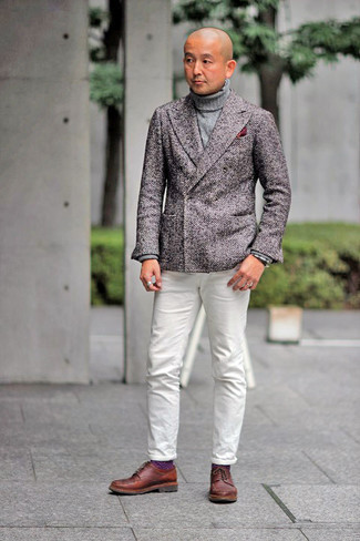 Look alla moda per uomo: Blazer doppiopetto di lana marrone, Dolcevita di lana grigio, Jeans bianchi, Scarpe derby in pelle marroni