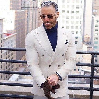Quale pantaloni eleganti indossare con un blazer bianco in primavera 2024: Scegli un outfit composto da un blazer bianco e pantaloni eleganti come un vero gentiluomo. Una buona scelta per le temperature primaverili!