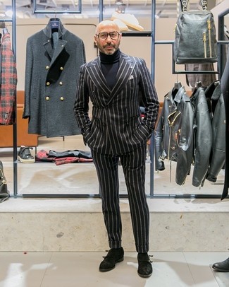 Look alla moda per uomo: Blazer doppiopetto a righe verticali nero, Dolcevita nero, Pantaloni eleganti a righe verticali neri, Scarpe double monk in pelle scamosciata nere