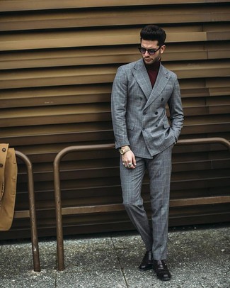 Look alla moda per uomo: Blazer doppiopetto a quadri grigio, Dolcevita bordeaux, Pantaloni eleganti a quadri grigi, Scarpe monk in pelle nere