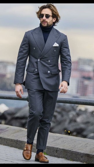 Come indossare e abbinare un blazer grigio con pantaloni eleganti grigi: Scegli un outfit composto da un blazer grigio e pantaloni eleganti grigi come un vero gentiluomo. Scarpe double monk in pelle marroni sono una validissima scelta per completare il look.
