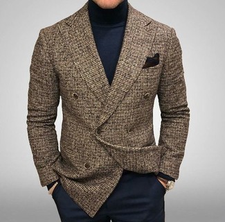 Come indossare e abbinare un blazer doppiopetto marrone scuro in autunno 2024: Indossa un blazer doppiopetto marrone scuro e pantaloni eleganti blu scuro per un look elegante e di classe. Una magnifica idea per essere più cool e trendy anche in autunno.