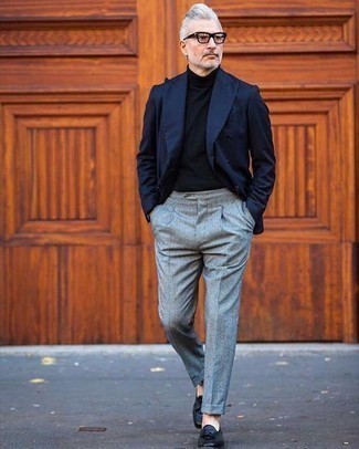 Quale blazer indossare con mocassini con nappine neri per un uomo di 50 anni quando fa caldo: Combina un blazer con pantaloni eleganti di lana grigi come un vero gentiluomo. Rifinisci questo look con un paio di mocassini con nappine neri.