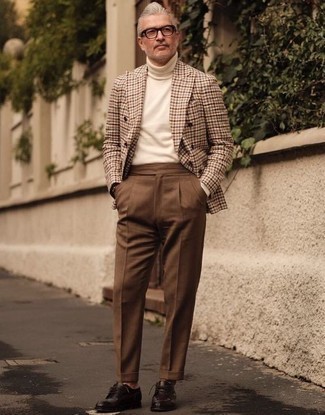 Come indossare e abbinare una giacca beige per un uomo di 50 anni in modo formale: Abbina una giacca beige con pantaloni eleganti marroni per un look elegante e alla moda. Scarpe derby in pelle marrone scuro sono una valida scelta per completare il look.