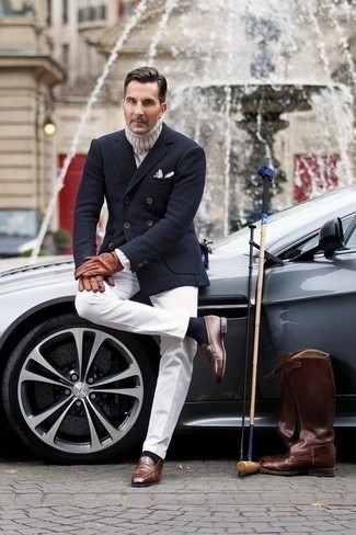 Quale blazer doppiopetto indossare con pantaloni eleganti bianchi: Opta per un blazer doppiopetto e pantaloni eleganti bianchi per un look elegante e di classe. Per un look più rilassato, scegli un paio di mocassini eleganti in pelle marroni come calzature.