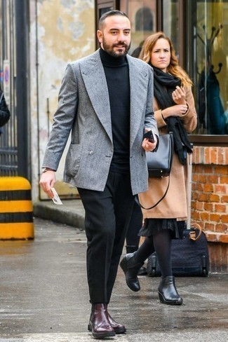 Come indossare e abbinare un blazer doppiopetto grigio: Vestiti con un blazer doppiopetto grigio e pantaloni eleganti neri come un vero gentiluomo. Per un look più rilassato, mettiti un paio di stivali chelsea in pelle bordeaux.