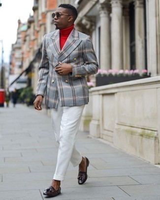 Quale pantaloni eleganti indossare con un dolcevita rosso per un uomo di 30 anni in modo formale: Scegli uno stile classico in un dolcevita rosso e pantaloni eleganti. Perfeziona questo look con un paio di mocassini con nappine in pelle bordeaux.